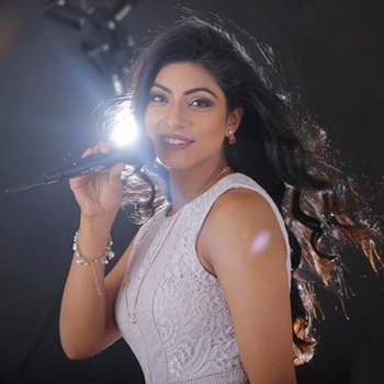 Himani Kapoor Biography